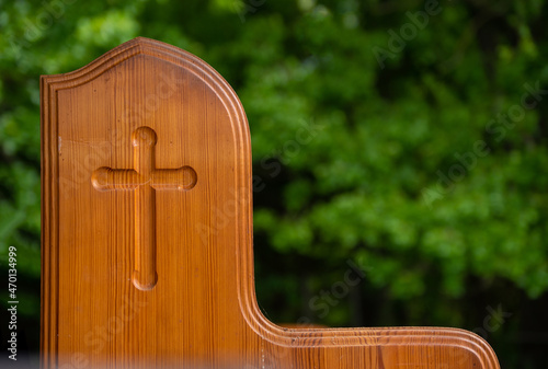 Foto An outdoor church pew on a spring day