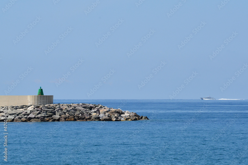 Una barca a motore solca il Mar Ligure a Chiavari, in provincia di Genova.