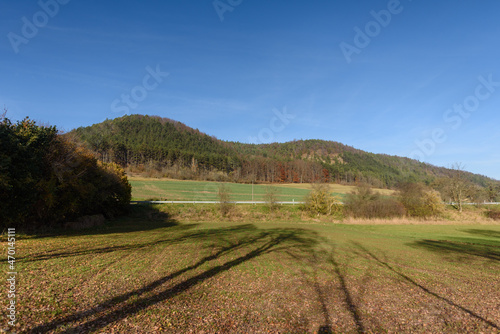 Landschaft mit Acker und in Thüringen im Herbst am Morgen
