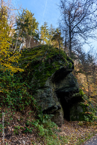 Felsen und Höhle  am Ufer der Schwarzatal in Türingingen mit Bäumen im Herbst