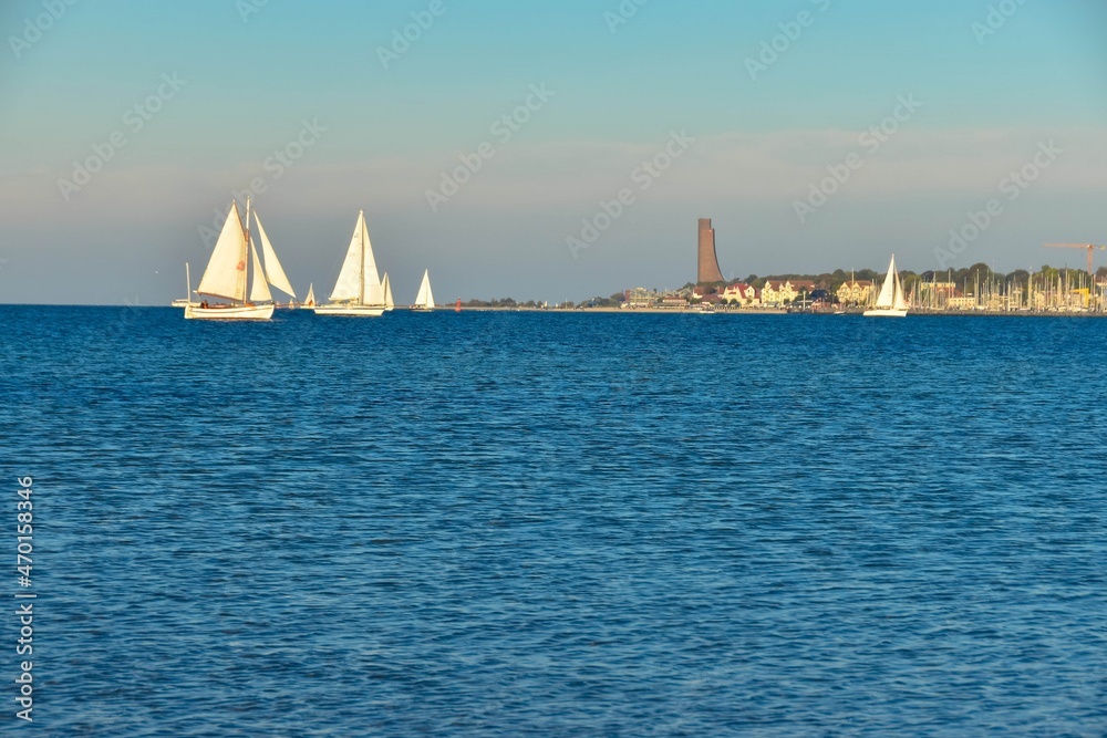 Fototapeta premium Segelboote auf der Kieler Förde mit Blick auf Laboe
