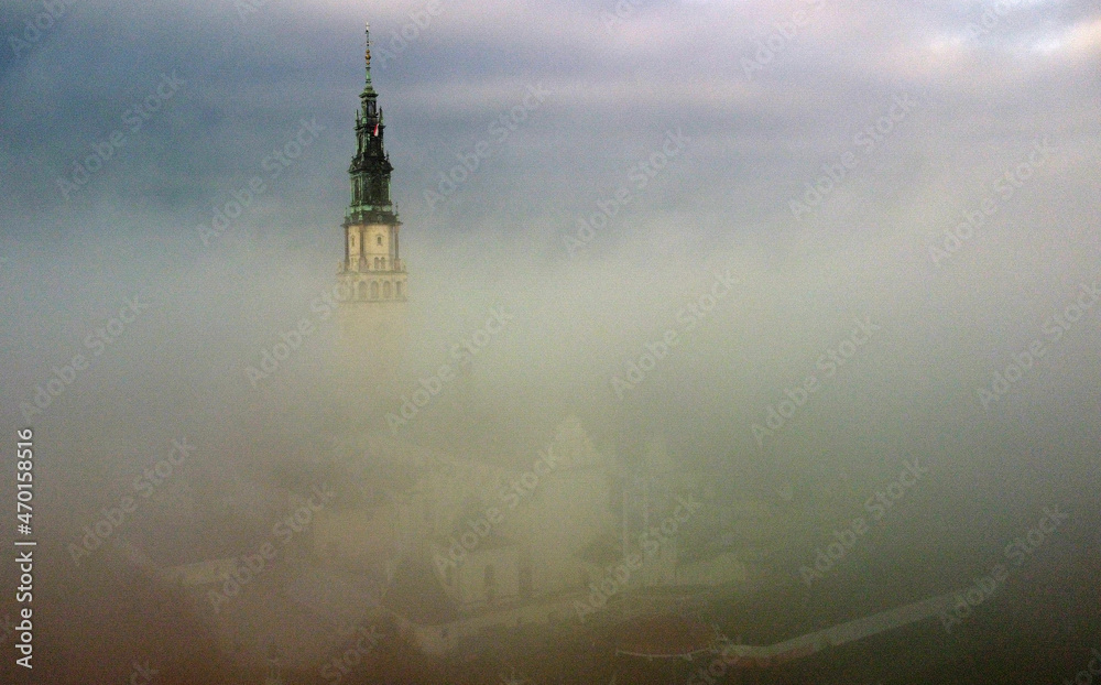 Klasztor na Jasnej Górze skryty w mgle - zdjęcie lotnicze. - obrazy, fototapety, plakaty 