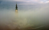 Klasztor na Jasnej Górze skryty w mgle - zdjęcie lotnicze.