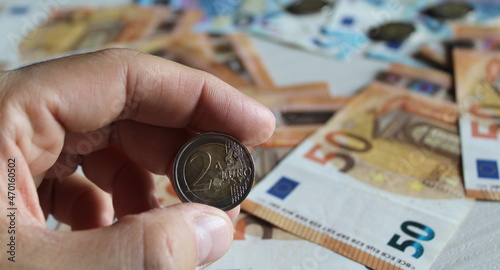 Monete da 2 euro su banconote da 20 e 50 euro