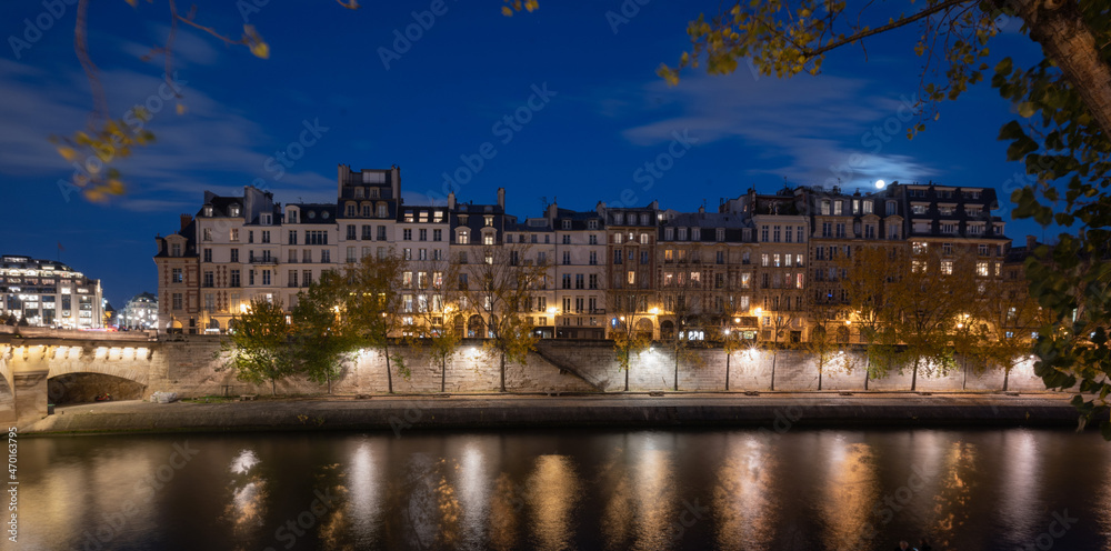 Fototapeta premium Immeubles en bord de quai de Seine sur l'île de la Cité