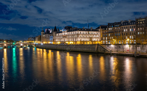 Le palais de justice sur l'île de la Cité à Paris