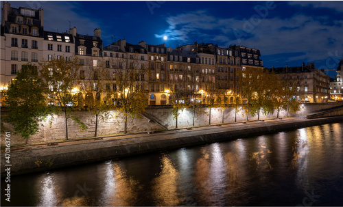 Immeubles en bord de quai de Seine sur l'île de la Cité