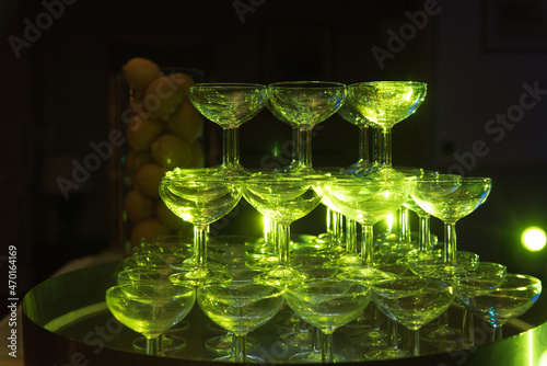 Coupe de champagne pour une fontaine à champagne - éclairage vert lors d'une soirée de mariage photo