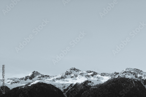Czarno biały krajobraz gór w zimę © Dominika