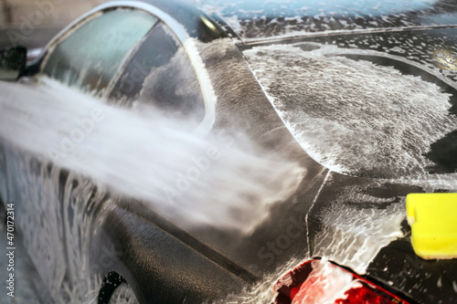 Express service for customers of motorists. Washing the car clean in the company. Application of special detergents to protect the body.