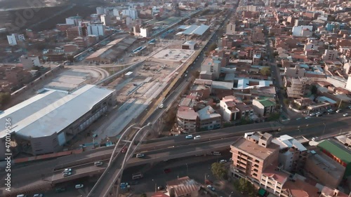 puente y construcción en ciudad