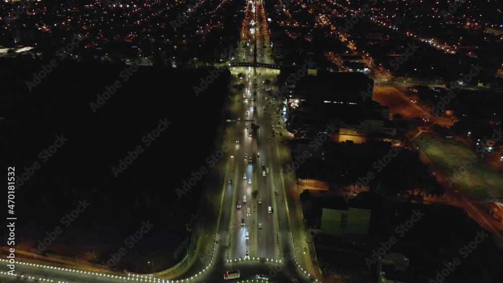 avenida en la noche con autos