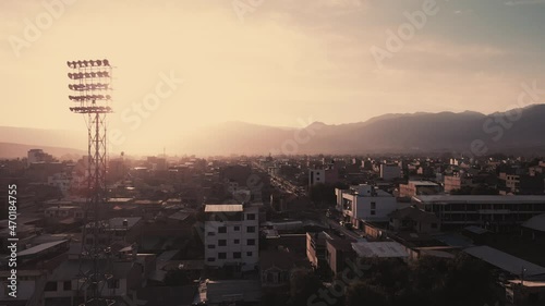 Atardecer en un estadio cruzando el sol