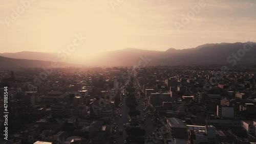 atardecer en la ciudad con la autopista 