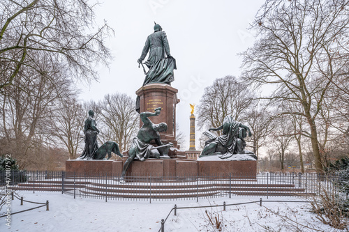 Fotobehang Bismarck Memorial in winter, Tiergarten, Berlin, Germany