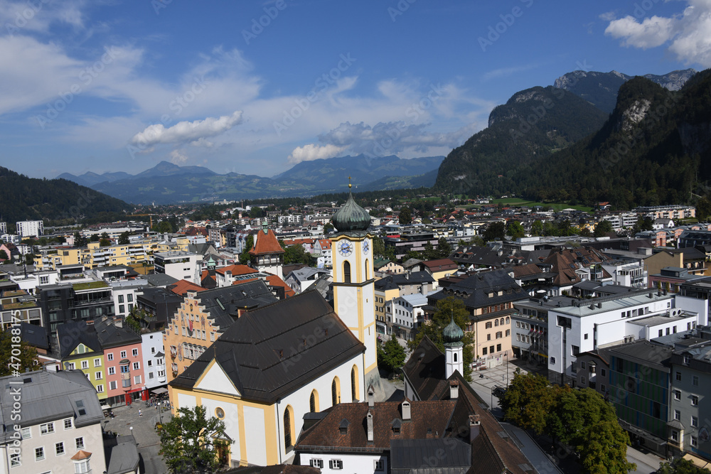 Ein Panoramablick über die Stadt Kufstein in Tirol, Österreich. Die Stadt liegt im Inntal und ist die Grenzstadt zu Kiefersfelden, Deutschland. Im Vordergrund die Pfarrkirche St. Vitus und das Rathaus