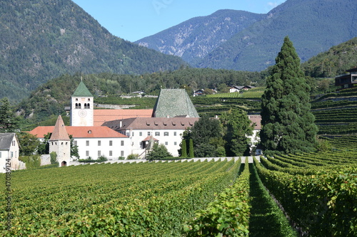 Das Kloster Neustift liegt nördlich von Brixen in der Region Trentino-Südtirol, Italien. Es wurde 1190 im Romanischen Stil erbaut. Die Gemeinde Vahrn befindet sich im Eisacktal. Es wird Wein angebaut photo