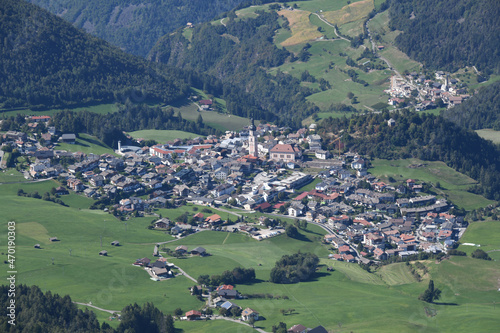 Das Bergdorf Kastelruth liegt in den Südtiroler Dolomiten in Italien. Weltberühmt wurde dieser Ort durch eine Musikkapelle mit volkstümlicher Musik. 