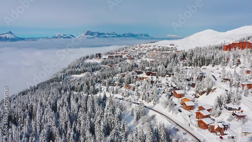 Chamrousse et ses chalets en hiver avec de la neige photo