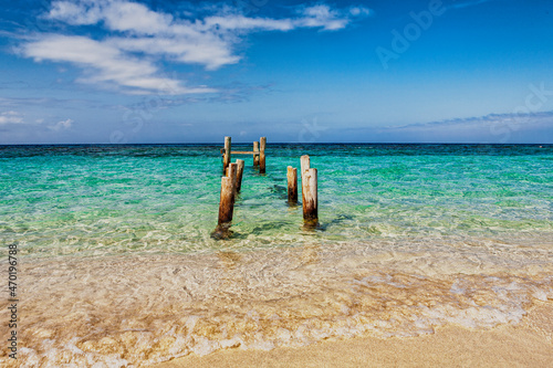 Pillars in the ocean © Spanic