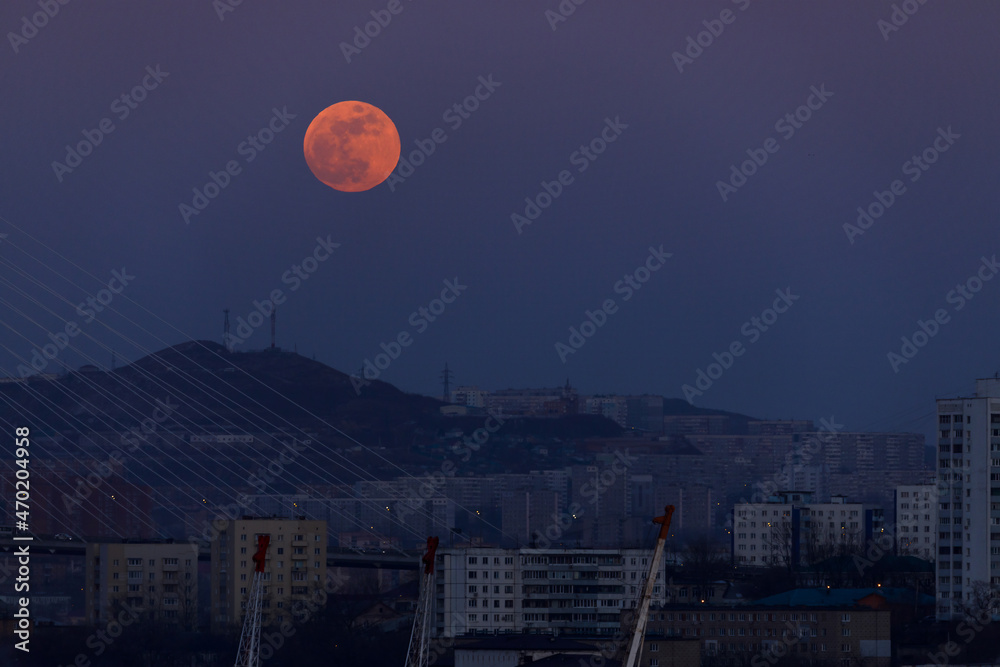 Dawn of the moon over Vladivostok. The Big Moon rises over the evening city.