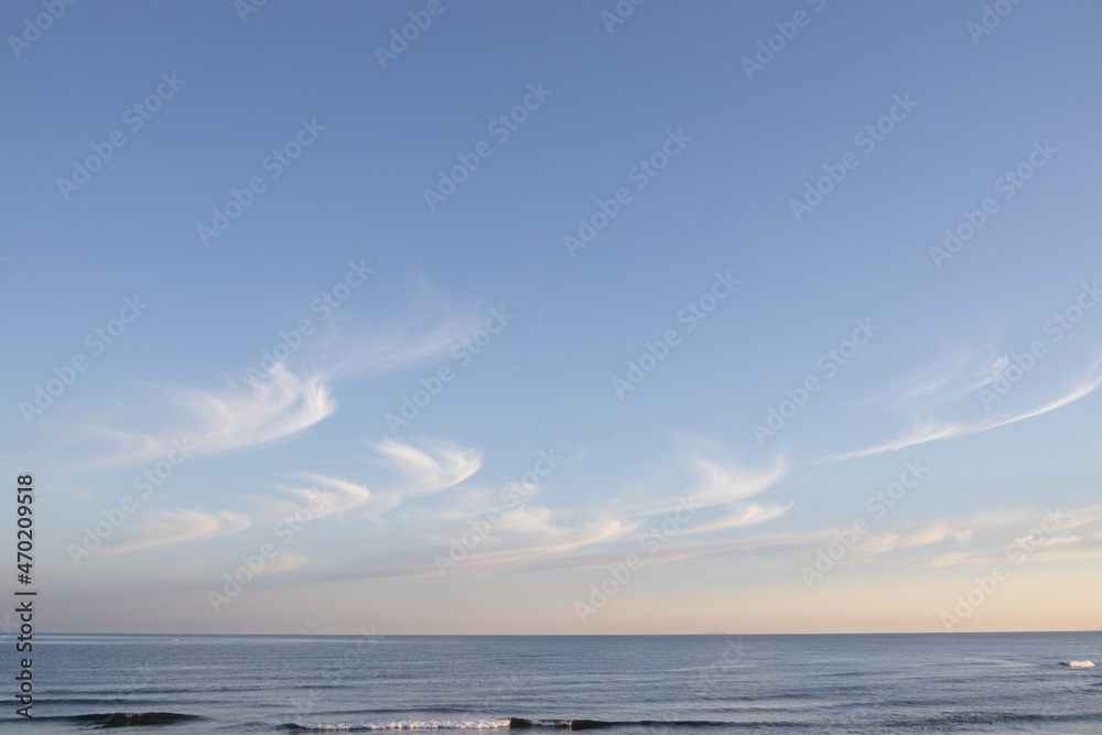 Fototapeta premium 鈎雲(筋雲)と青空と海