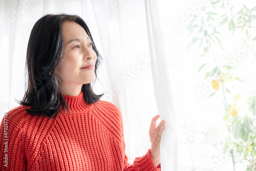 逆光の明るい窓際で微笑む美しい日本人(アジア人)女性 コピースペースあり アップ Free Download 逆光の明るい窓際で微笑む美しい日本人(アジア人)女性 コピースペースあり アップ - GFXLoad