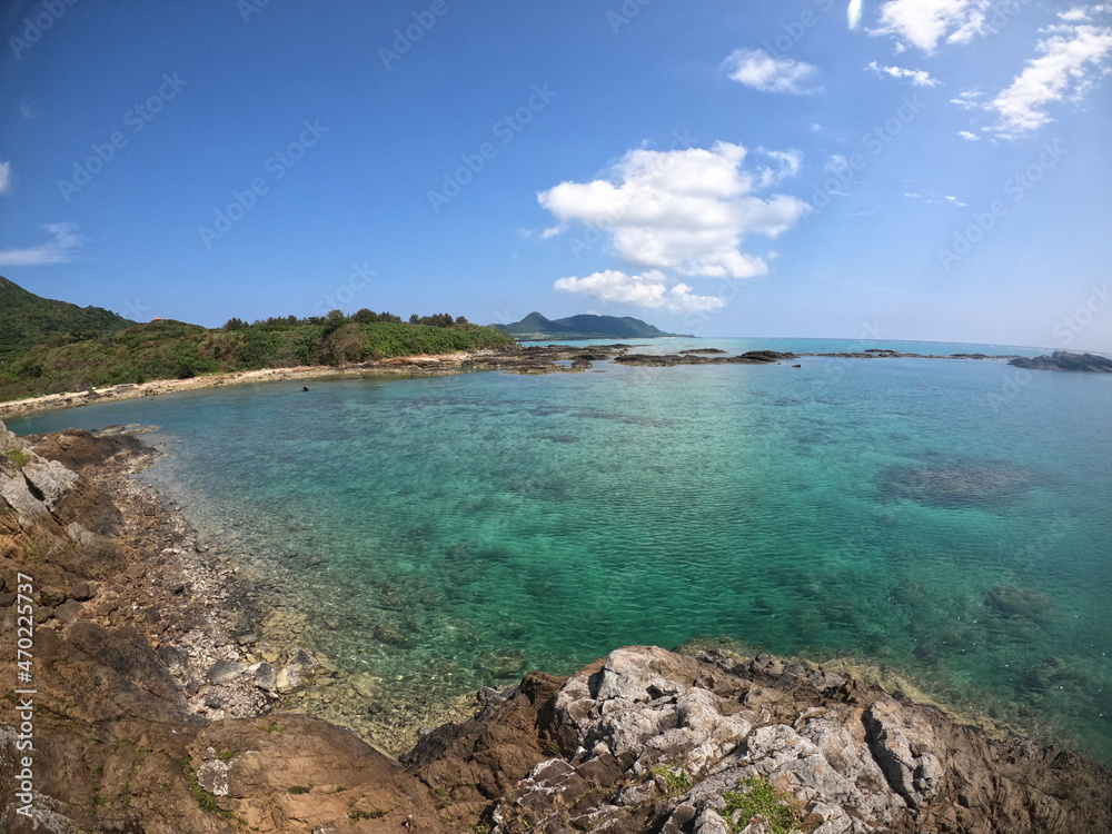 Fototapeta premium 広がるエメラルドグリーンの海