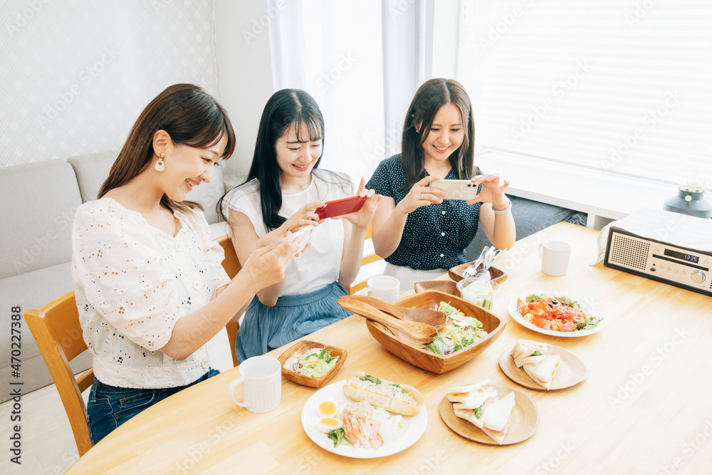 家でパーティーする女性たち（スマホ・撮影）
