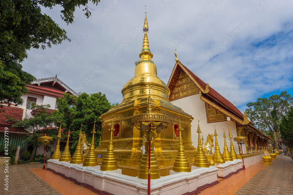 Naklejka premium Golden stupa in the ancient Buddhist temple of Wat Phra Singha. Chiang Mai, Thaialand