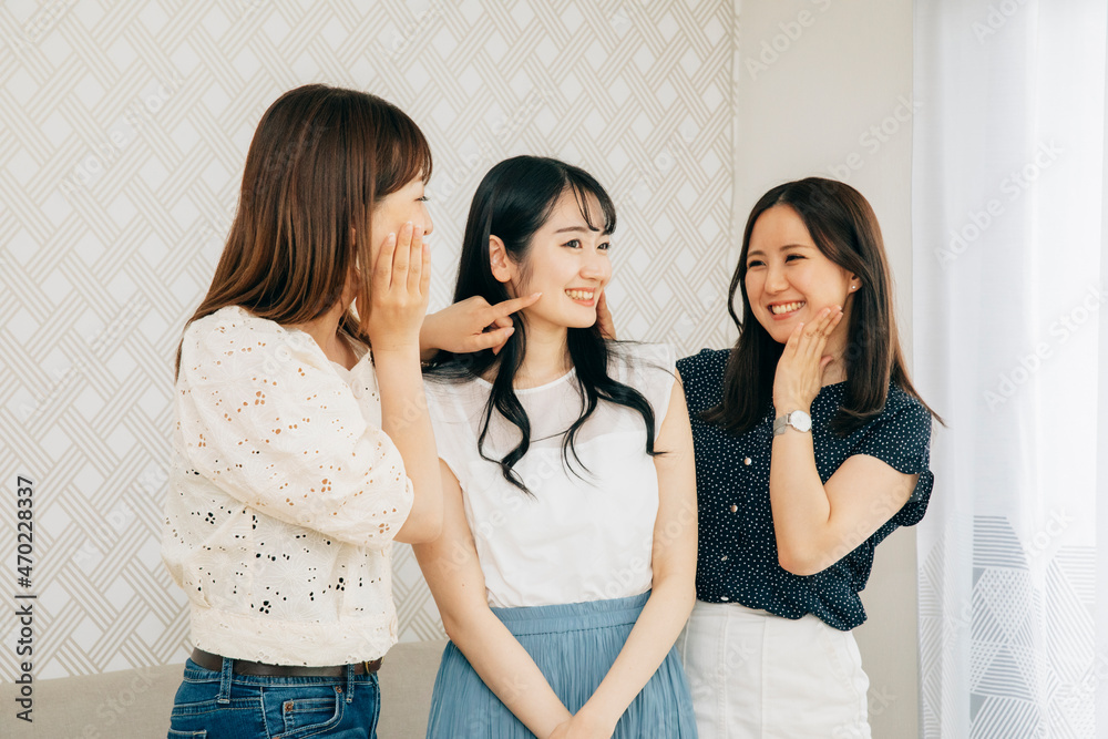 友達とお肌チェックする女性たち
