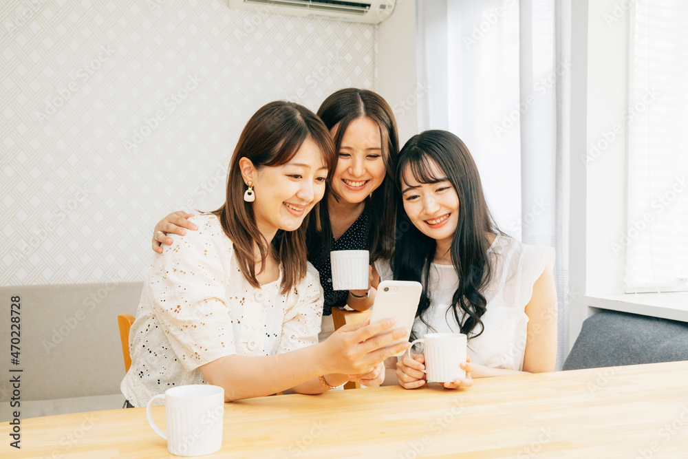 スマホを見る女性たち(テーブル・3人)
スマホを見る女性たち(テーブル・3人)