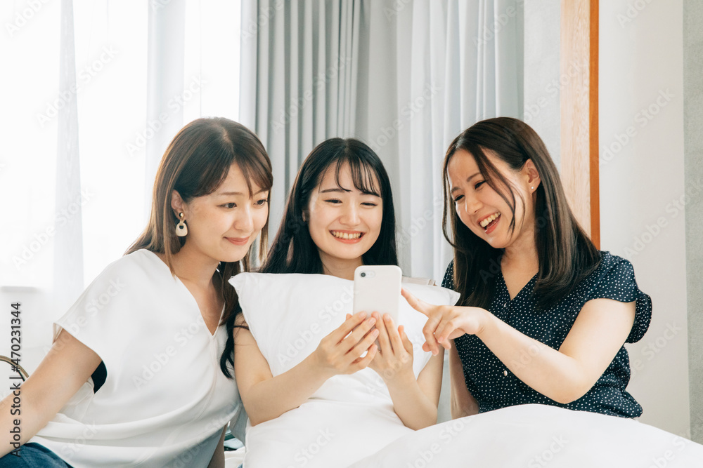 旅行先でスマホを使う女性たち（アプリ）
