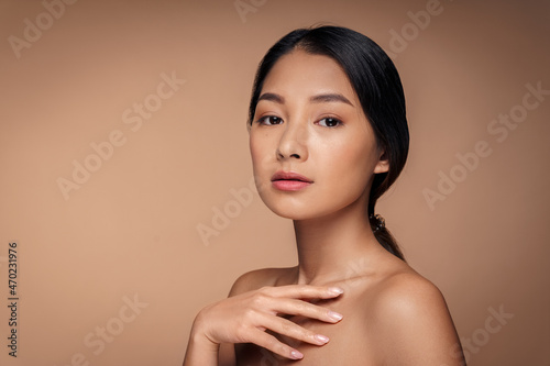 Fotografia Beauty young asian woman with bare shoulder and clean fresh healthy skin
