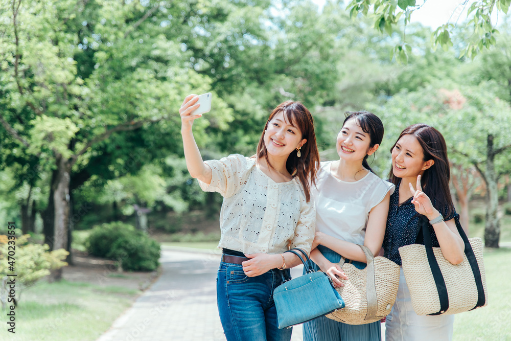 Naklejka premium 旅行する女性たち(スマホ・自撮り)