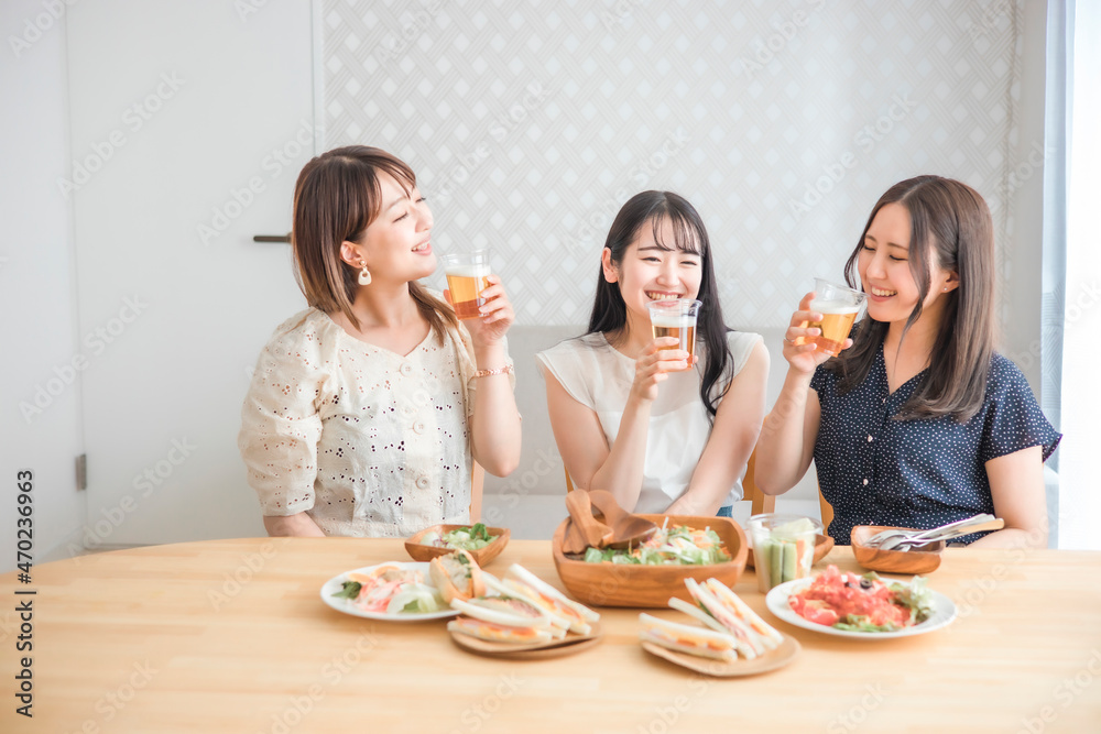 ビールを飲みながらパーティーする女性たち
