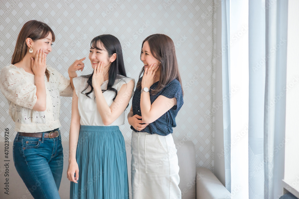 肌を触る女性たち（スキンケア）
