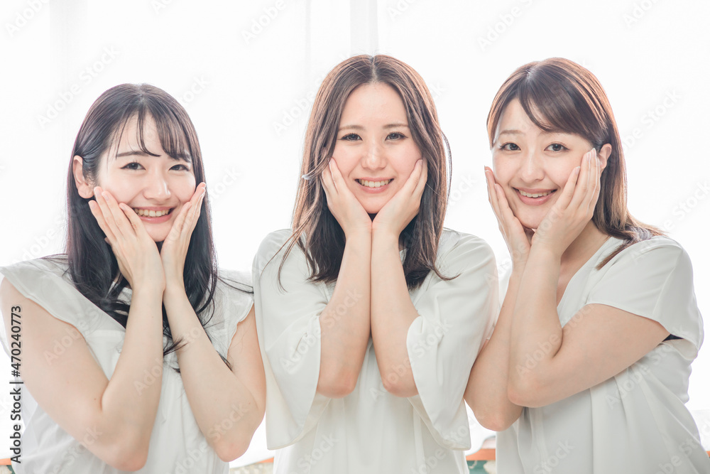 3人の女性(美容のイメージ)
3人の女性(美容のイメージ)