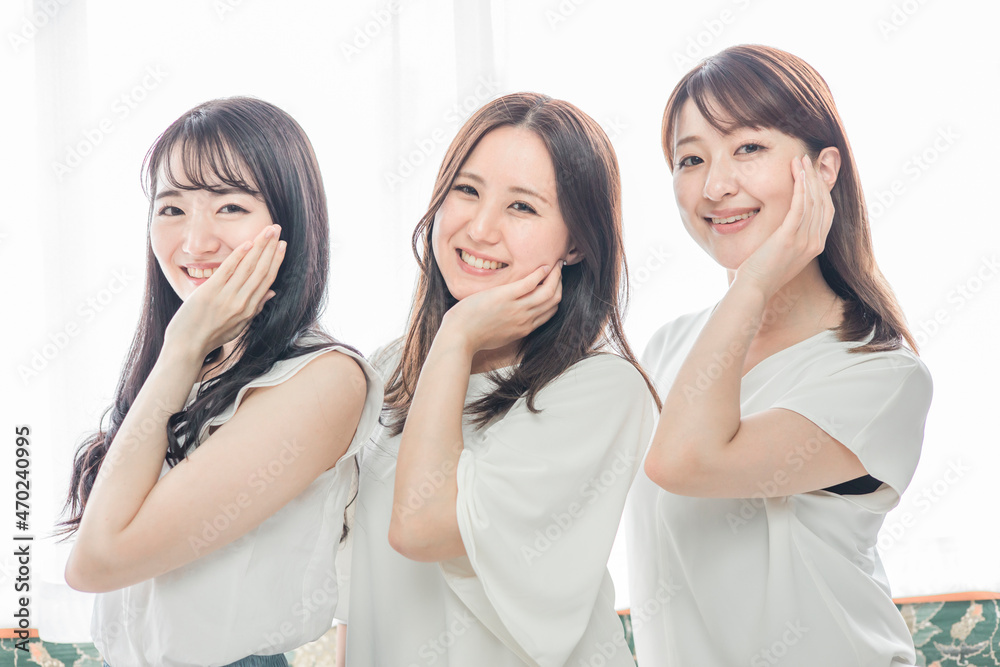 美しい3人の女性（横顔・美容のイメージ）
