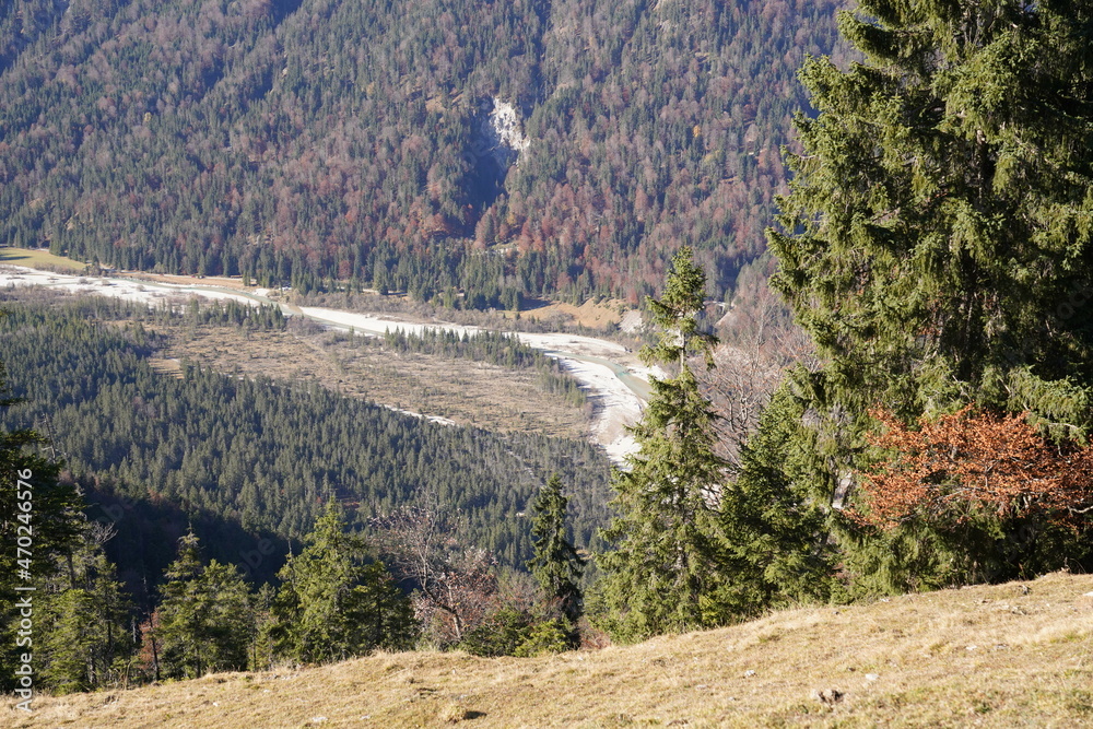 Fototapeta premium Herbststimmung im Isartal vom Hohen Grasberg bis Vorderriss