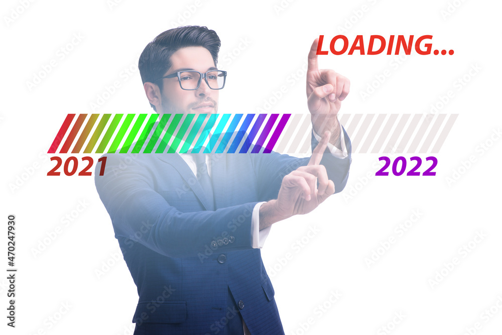 Naklejka premium Businessman pressing virtual button with year 2022