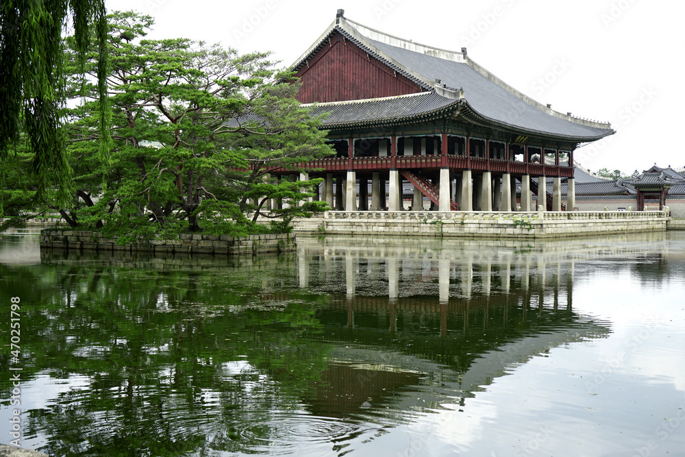 경복궁 문화재의 전통 건축물이 웅장하고 아름답습니다.