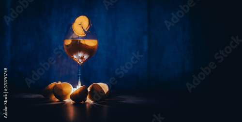 Pomarańczowy drink na granatowym tle.