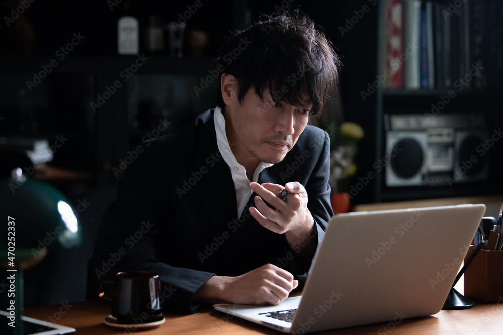 え?それはどうなの?とパソコンに詰め寄るハンサムな日本人(アジア人)ビジネスマン男性 え?それはどうなの?とパソコンに詰め寄るハンサムな日本人(アジア人)ビジネスマン男性