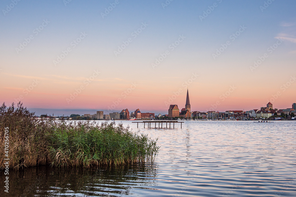 Blick über die Warnow auf die Hansestadt Rostock am Abend