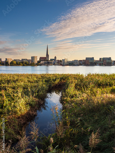 Blick über die Warnow auf die Hansestadt Rostock am Abend