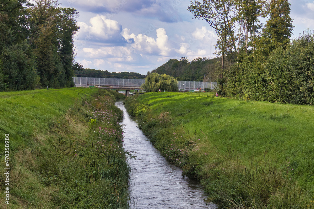 Ufer und Fluss Nahle im Auwald, Leipzig, Sachsen, Deutschland	