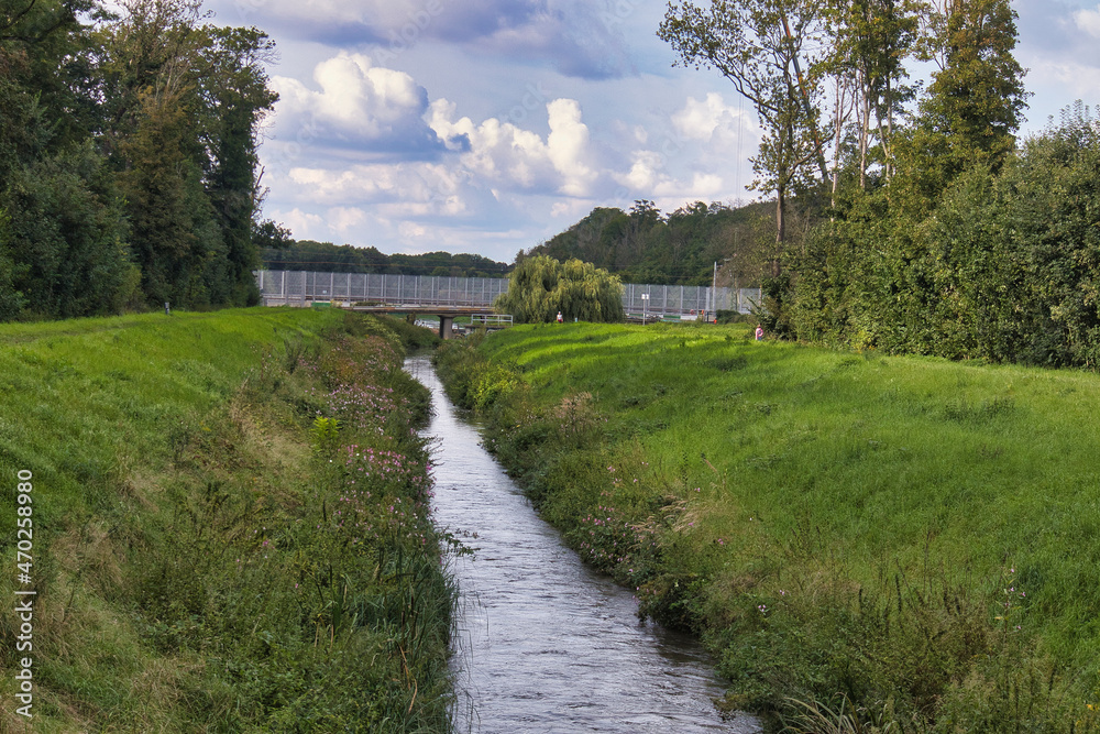 Ufer und Fluss Nahle im Auwald, Leipzig, Sachsen, Deutschland Ufer und Fluss Nahle im Auwald, Leipzig, Sachsen, Deutschland