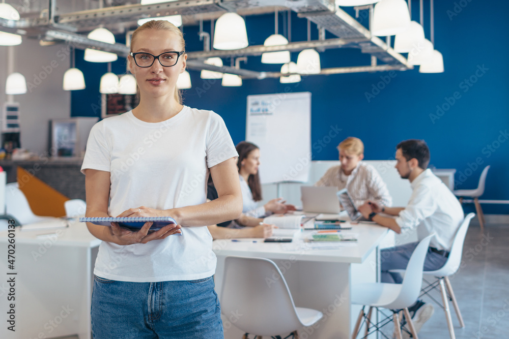 Obraz premium Young woman professional portrait in the office