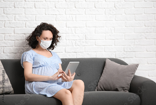 Young pregnant woman in med...